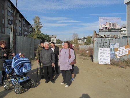 Иркутяне уже около двух лет препятствуют строительству дома для переселенцев на улице Баумана