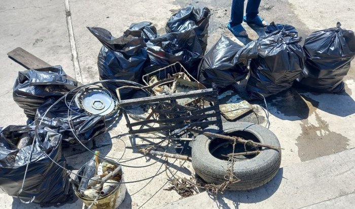 Со дна Ангары в Иркутске подняли три кубометра мусора
