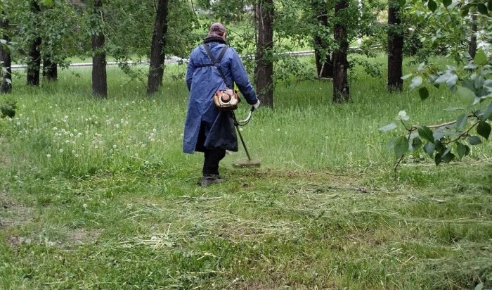 Рабочие продолжают уборку во всех районах Иркутска