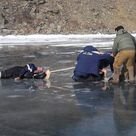 В результате провала под лед автомобиля на Байкале погибли три человека