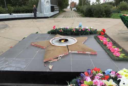 В Усолье-Сибирском неизвестные преступники повредили мемориал воинам, погибшим в ВОВ