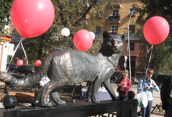 В Иркутске открыли новый сквер со скульптурой кошки