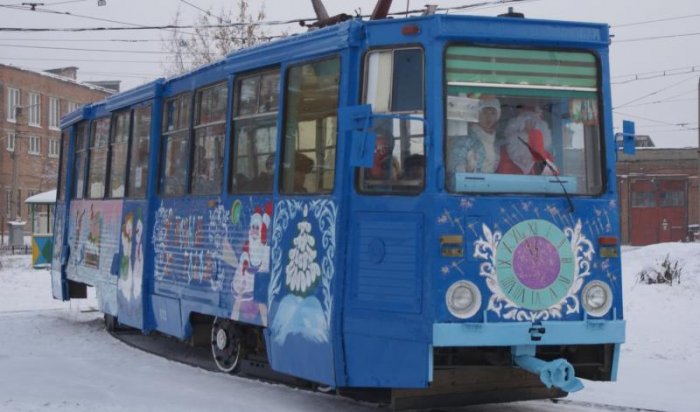 Новогодний трамвай, которым управляют Дед Мороз и Снегурочка, курсирует по Ангарск