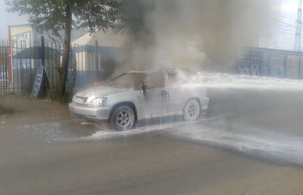 Автомобиль с людьми внутри загорелся в Иркутске