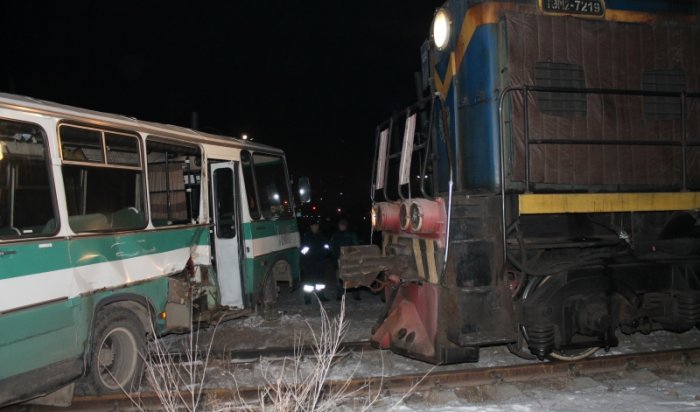 В Иркутской области служебный автобус столкнулся с тепловозом