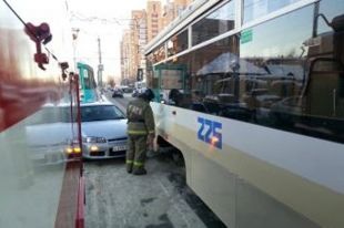 Иномарка и трамвай не поделили дорогу в Иркутске