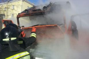 Грузовик загорелся на одной из улиц в Иркутске