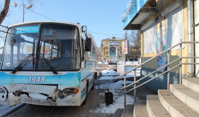 В Ангарске иномарка столкнулась с рейсовым автобусом