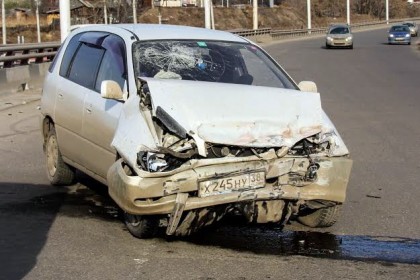 В Иркутске пьяный водитель врезался в ограждение Академического моста