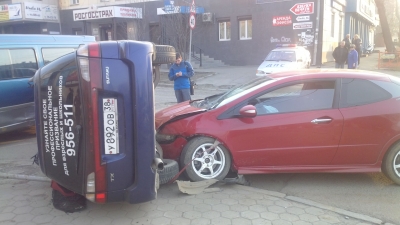 В Иркутске в результате ДТП иномарка перевернулась на бок