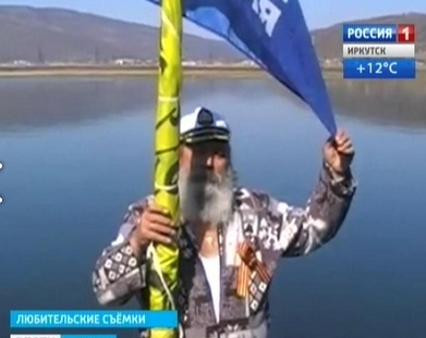 Житель Култука проплыл по Байкалу на своей «омулевой бочке»