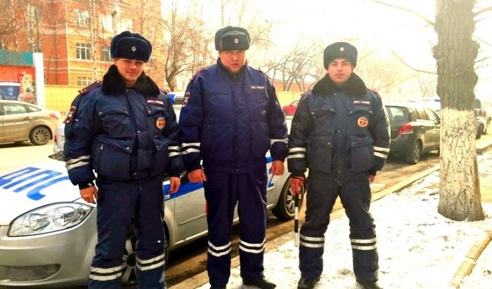 В Иркутске сотрудники ДПС спасли во время пожара семью с маленьким ребенком