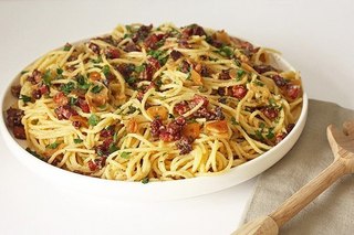 Готовим спагетти карбонара вместе с Виаком