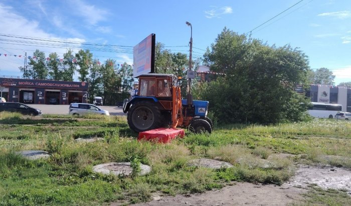 В Иркутске убирают траву с помощью роторной косилки