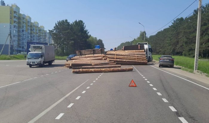 На выезде из Лугового у лесовоза опрокинулся прицеп