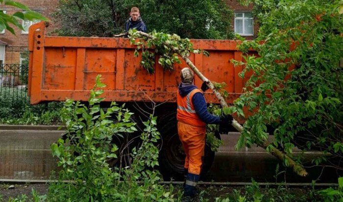 В Иркутске устраняют последствия непогоды