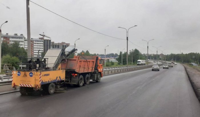 В Иркутске продолжается комплексная уборка улиц и мостов