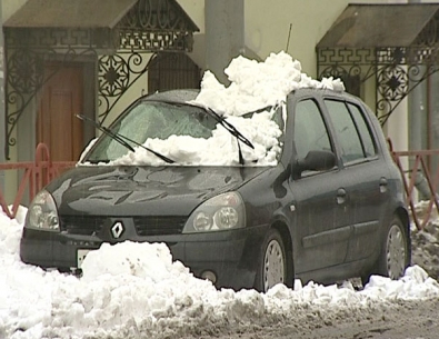 В Иркутске глыбы снега продолжают падать на автомобили