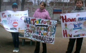 Жители Иркутска спасают детскую площадк