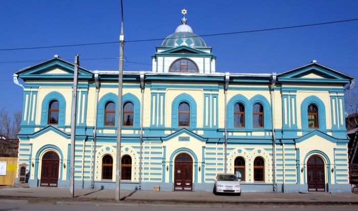 Полиция Иркутска ищет людей, нарисовавших на синагоге и мечети свастик