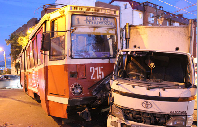 Авария в Иркутске: трамвай сошел с рельсов в результате столкновения с грузовиком