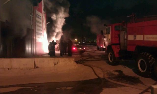 В Братске ночью горел магазин автомобильных товаров
