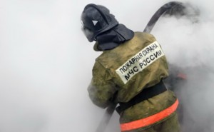 В Иркутске горит автосервис: перекрыта полоса движения
