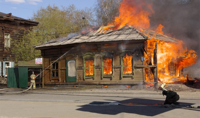 Деревянные дома в центре Иркутска горели вчера