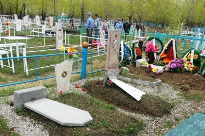 В Черемхово на городском кладбище повалено несколько десятков могильных пли