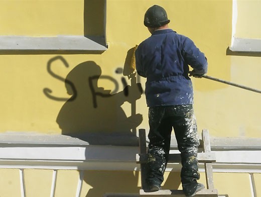 Трудные подростки закрасили рекламу спайсов на заборах и стенах домов в Иркутске