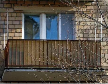 В Иркутске страдающий лунатизмом пенсионер чуть не спрыгнул с балкона 4-го этажа