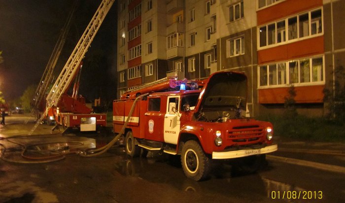 Причиной пожара в 10-этажном жилом доме Иркутска мог стать поджог