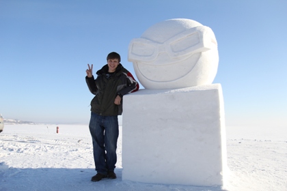 Улыбчивый колобок из снега появился в Иркутске