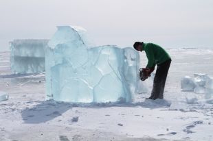 На берегу Байкала скульпторы вырезают ледяных коней