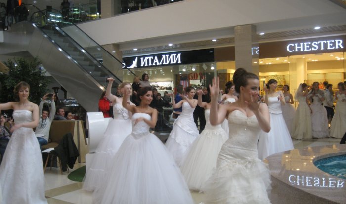 Невесты исполнили танец для иркутян в торговом центре