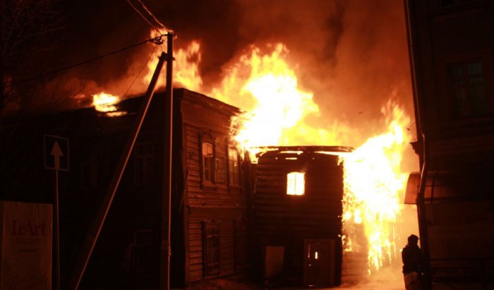 В центре Иркутска сгорел жилой деревянный дом