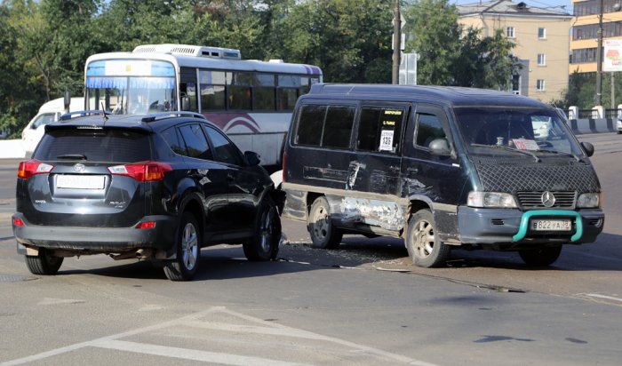В Иркутске на улице Чкалова столкнулись маршрутное такси и легковой автомобил
