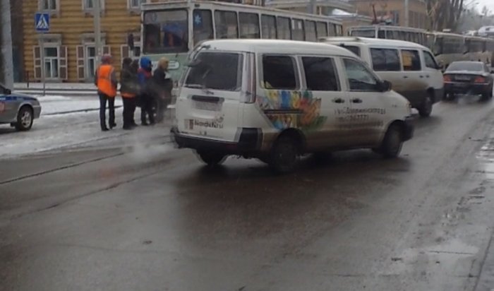 В центре Иркутска машина врезалась в трамвай