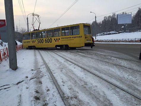 В Иркутске трамвай сошел с рельсов из-за оторвавшегося колеса