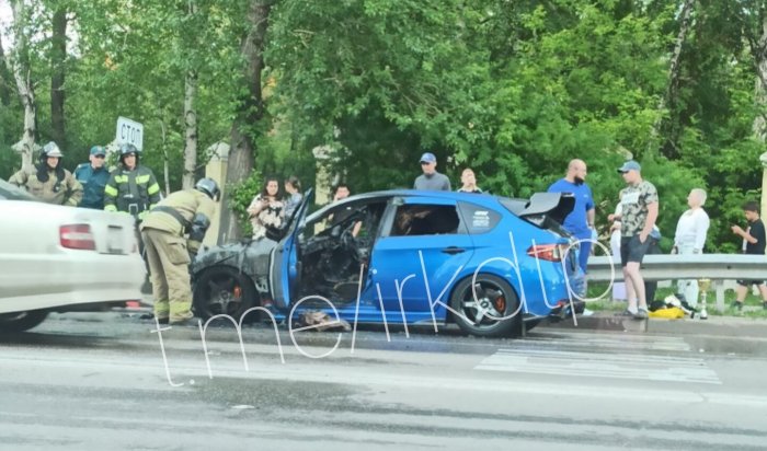 Иномарка сгорела прямо на дороге в Иркутске