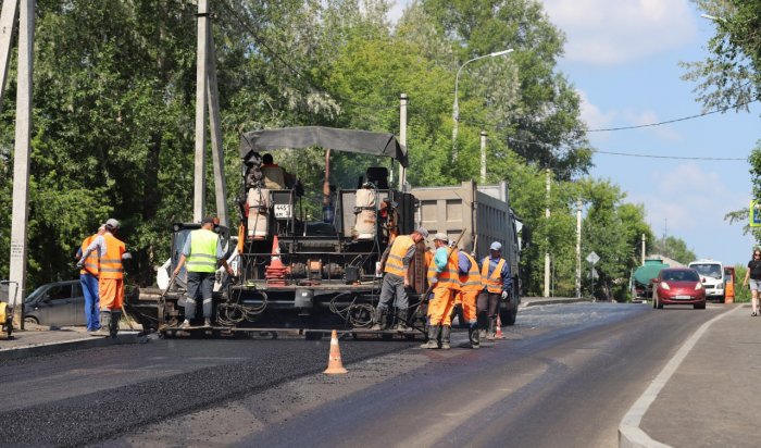 В Иркутске завершают обновление асфальта на улице Сеченова