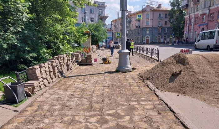 Тротуарную плитку заменяют на Ленина в Иркутске