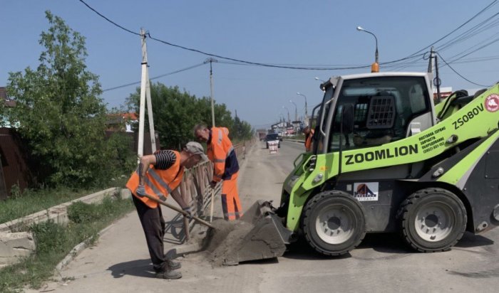 В Иркутске продолжается очистка тротуаров и дорог