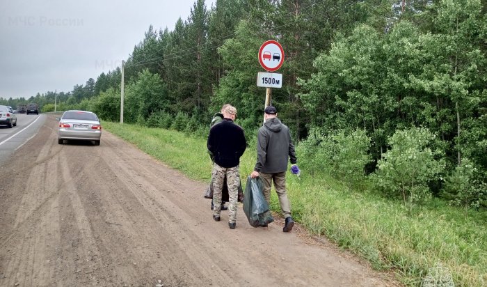 МЧСники отчистили от мусора 13 км лесополосы возле Качугского тракта