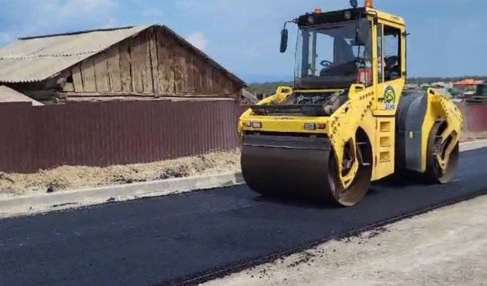 На Ольхоне начались работы по асфальтированию дороги в Хужире