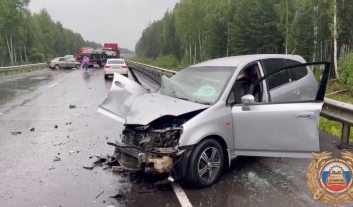 Иномарка врезалась в прицеп грузовика в Тайшетском районе