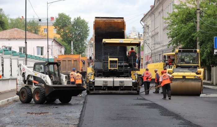 В Иркутске на пяти улицах начали укладывать верхний слой асфальта