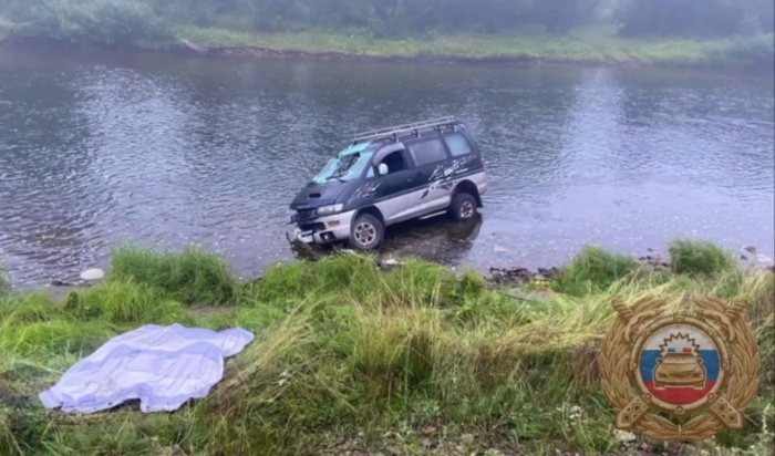 В Усть-Кутском районе водитель погиб, въехав на автомобиле в реку