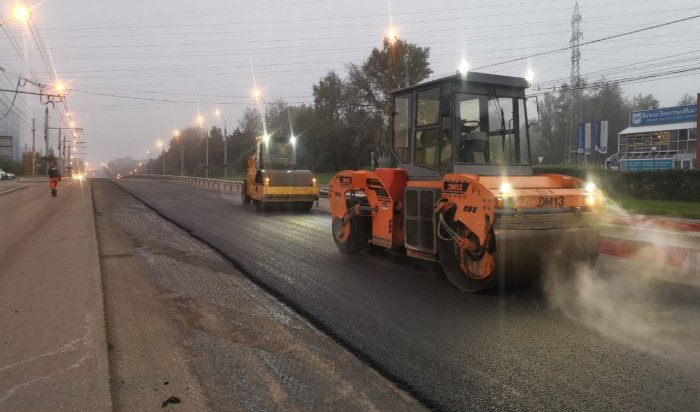 Более 400 тонн асфальта уложили минувшей ночью на Байкальской в Иркутске