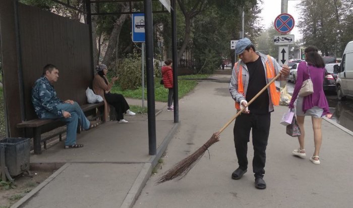 Остановки общественного транспорта моют и убирают во всех районах Иркутска